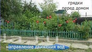 Вид дренажных грядок перед домом летом.