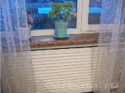 Подоконник с отделкой бумажными обоями.