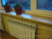 Подоконник с отделкой бумажными обоями.