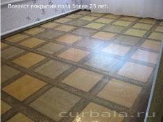 Вид старого пола из бумажных обоев.