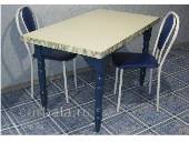 Кухонный стол с точеными ножками.