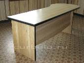 Самодельный офисный стол с отделкой текстуры дерева.