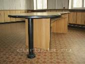 Вид отделки ножек и стойки офисного стола.