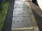 загрунтованная часть бетонной дорожки