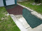 процесс укладки резиновой крошки на бетонную дорожку